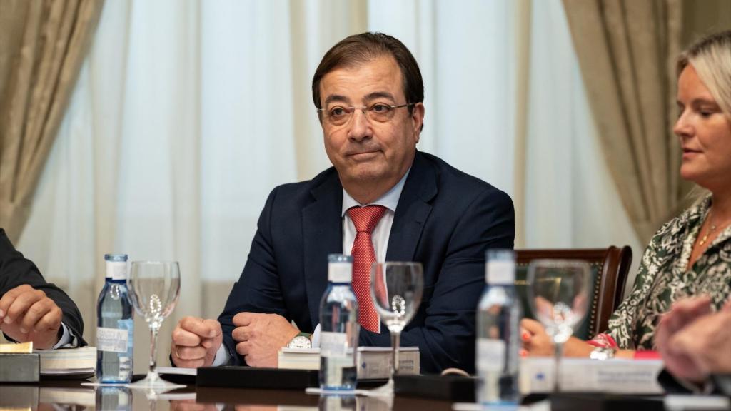 El vicepresidente segundo del Senado, Guillermo Fernández Vara, en la mesa de trabajo tras la Sesión Constitutiva, en el Senado, el 17 de agosto.