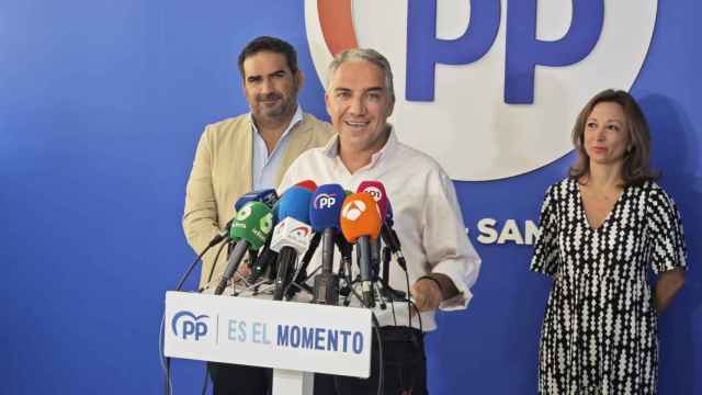 Elías Bendodo, este viernes en una rueda de prensa en la sede del PP en Marbella.