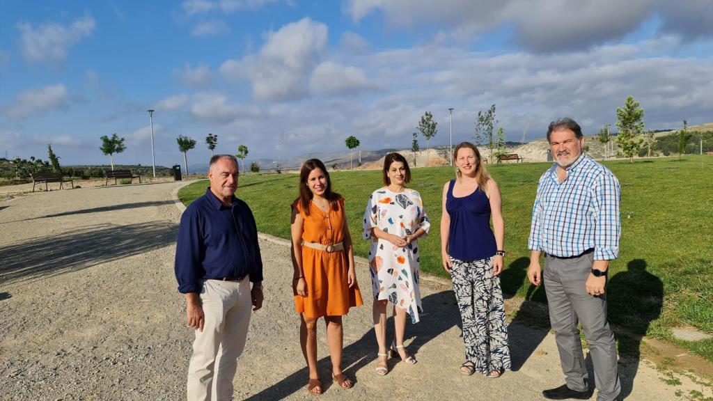 La alcaldsa, Emma Buj, junto a responsables del CITA, visitan una de las zonas objeto de la investigación.