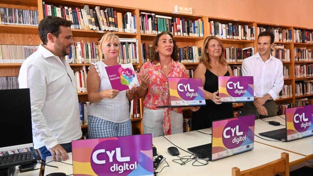 La consejera, en el centro, durante su visita a uno de los centros asociados en un municipio de la provincia de Zamora.