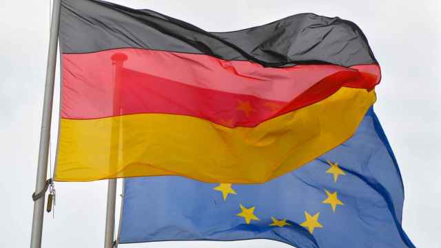 La bandera de Alemania y de la Unión Europea.