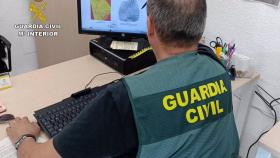 Un agente de la Guardia Civil trabaja en la operación 'Galeano'.