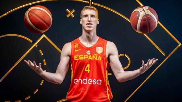 Alberto Díaz posa con la camiseta de la Selección española.