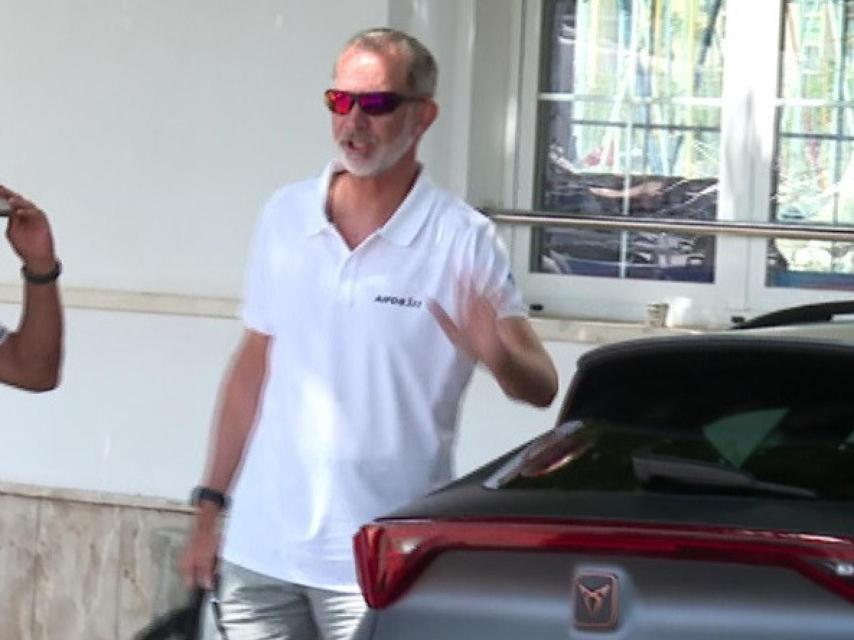 El rey Felipe con un Cupra Formentor en Mallorca este verano.