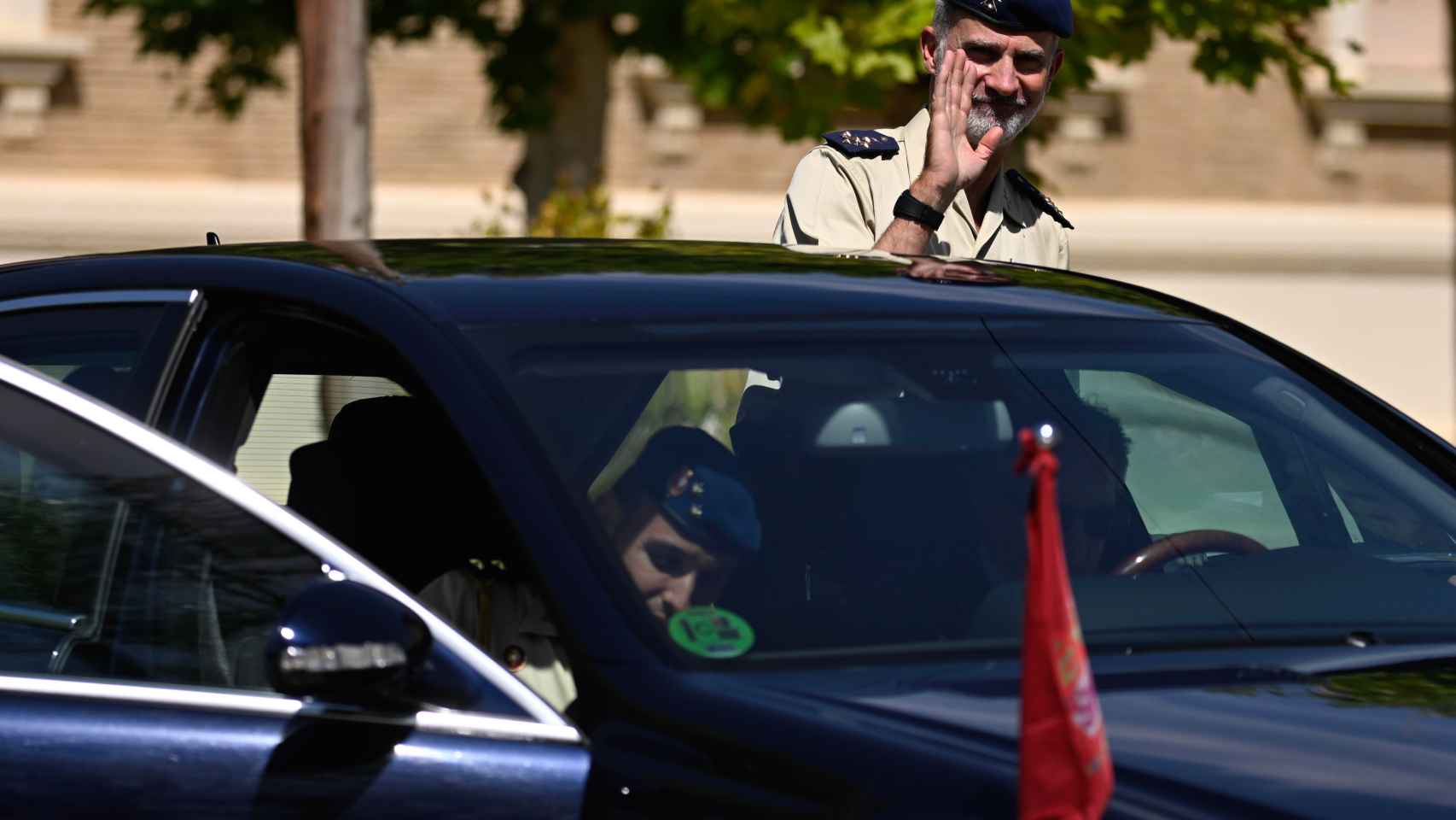 El rey Felipe con un coche oficial.
