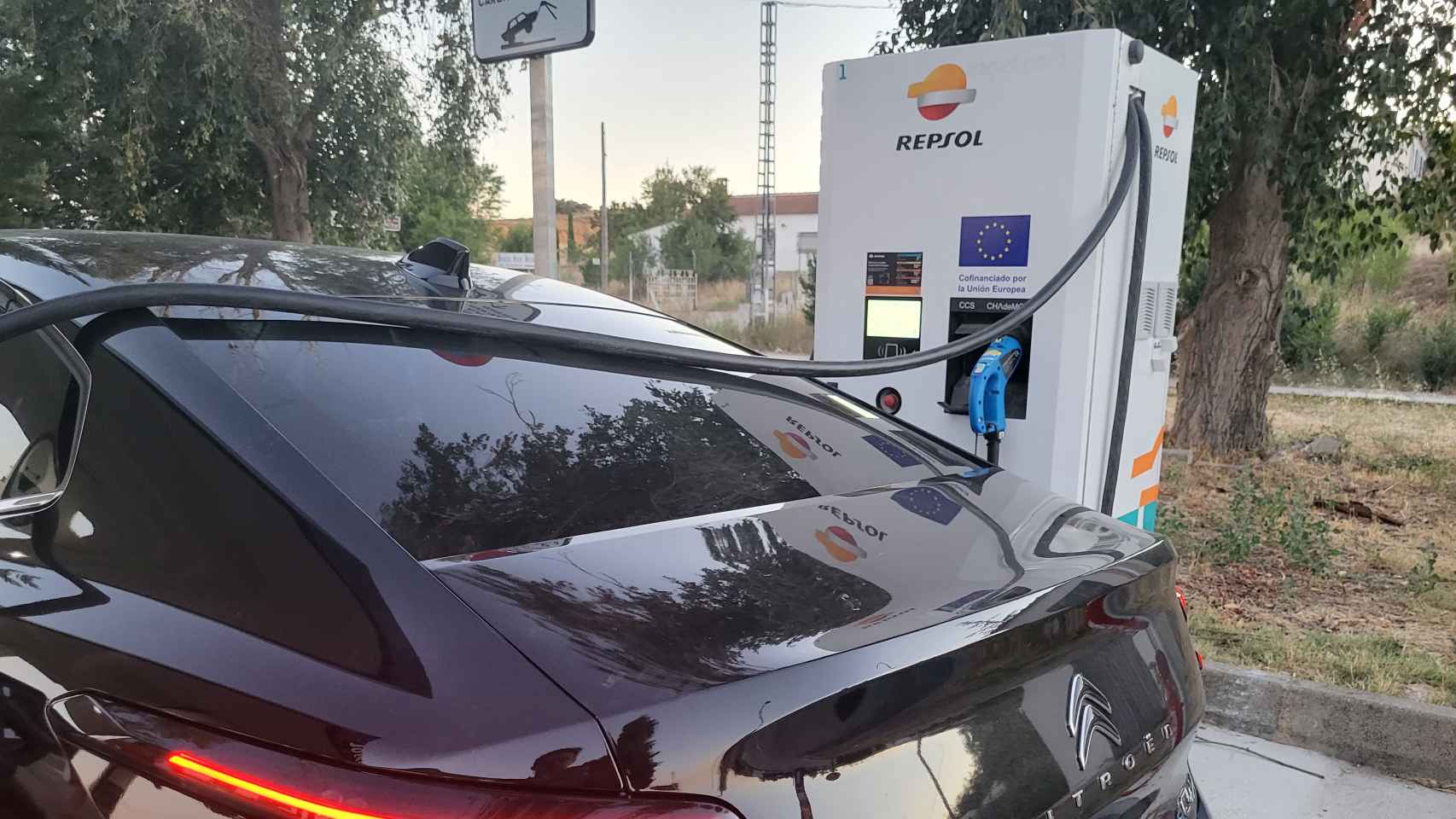 Carga del coche eléctrico es punto de carga de Repsol en el km 124 de la A3, en Cuenca.