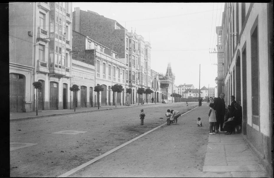 El inicio de la calle Juan Flórez, con la Casa Escudero al fondo, en el año 1930 (Arquivo Dixital de Galicia)