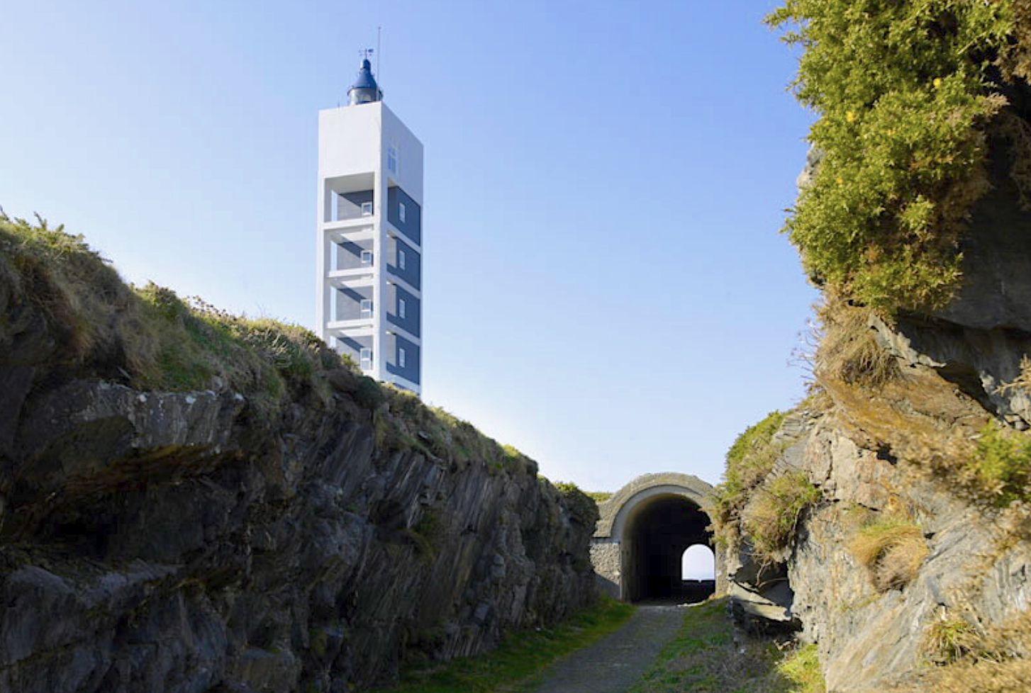 Faro y túneles de Punta Frouxeira, Valdoviño. Foto: Turismo de Galicia
