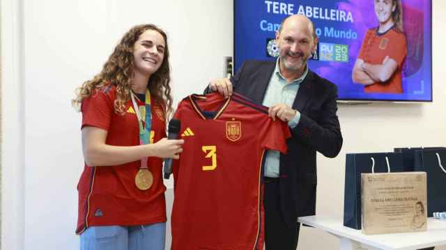 Rafael Louzán y Tere Abelleira en la sede de la Federación Gallega de Fútbol.