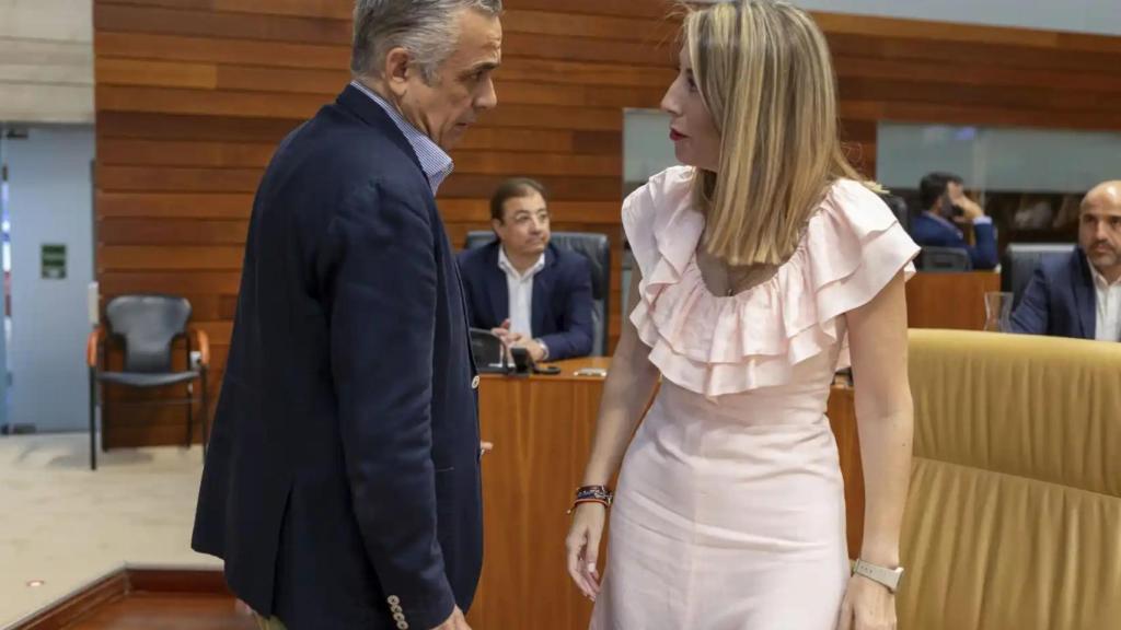 La presidenta de Extremadura, María Guardiola, y el portavoz de Vox en la región, Ángel Pelayo Gordillo, durante el primer pleno de la Asamblea en la que Pelayo ha sido designado como senador autonómico.