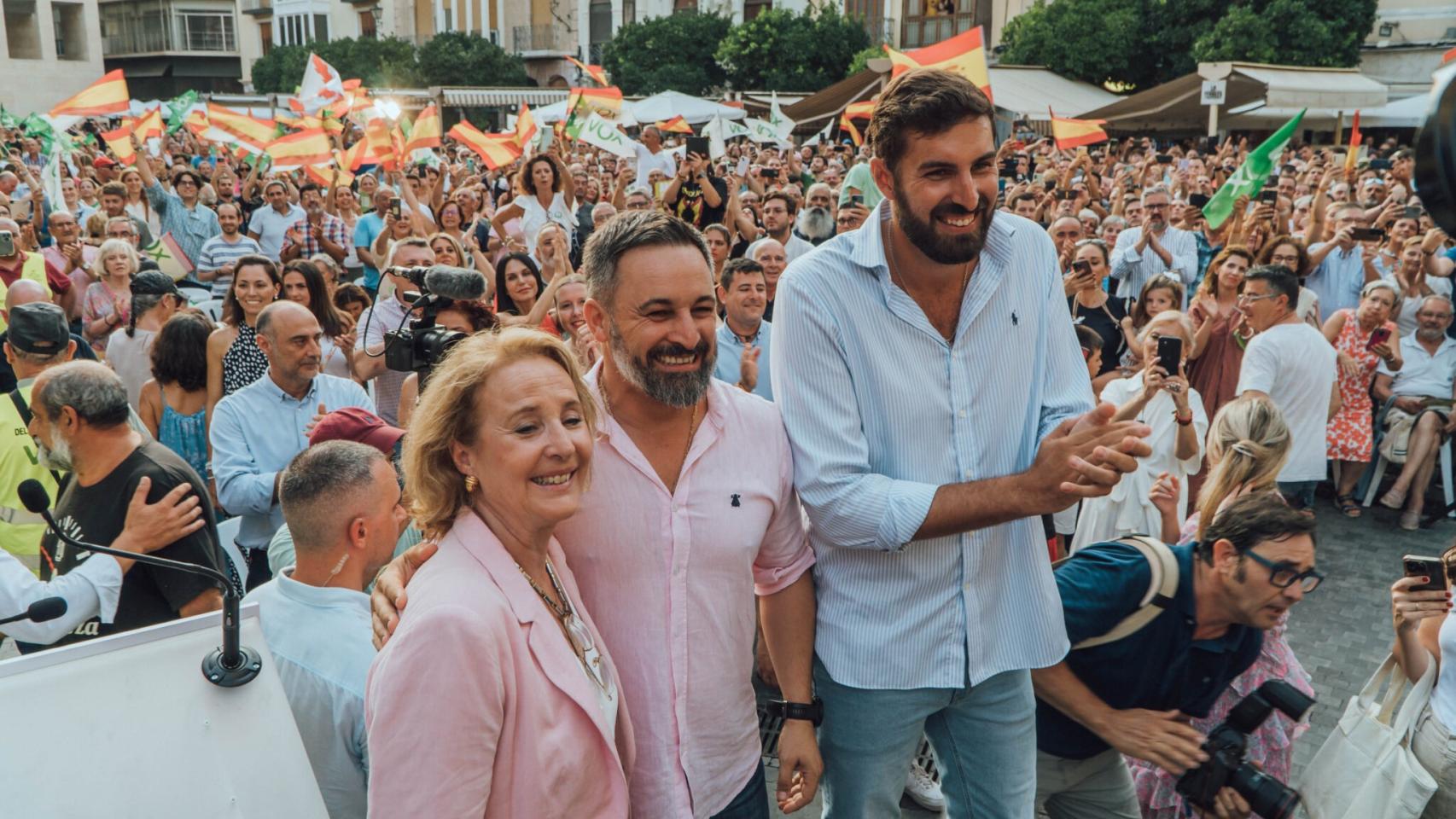 El presidente de Vox, Santiago Abascal (c), en un mitin en Murcia durante la campaña de julio de las elecciones generales.