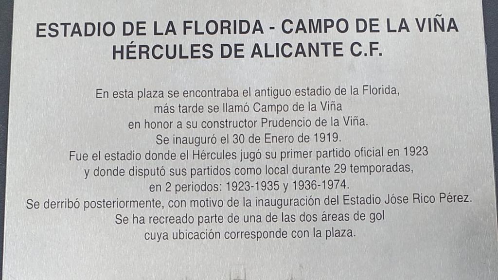 Una placa explica la historia del campo del Hércules.