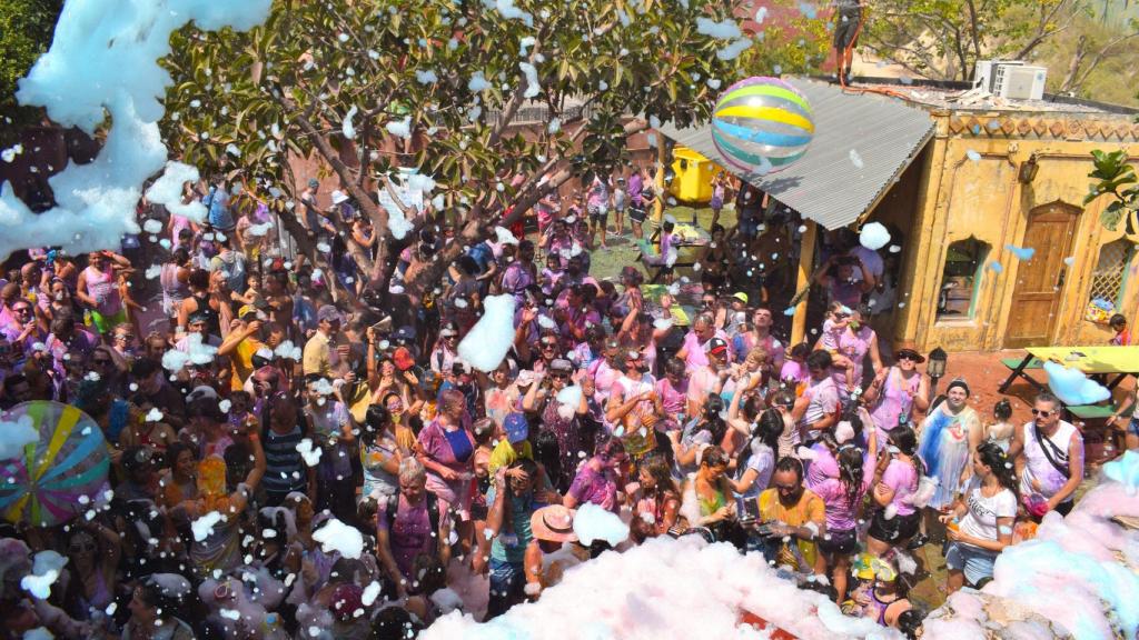 La celebración del festival Holi en el parque Terra Natura Benidorm por el cumpleaños de la elefanta 'Petita'.