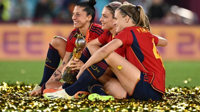 Jennifer Hermoso junto a dos de sus compañeras tras la final del Mundial.