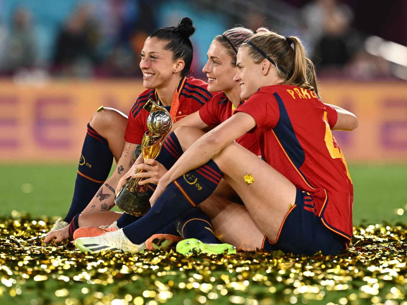 Jennifer Hermoso junto a dos de sus compañeras tras la final del Mundial.