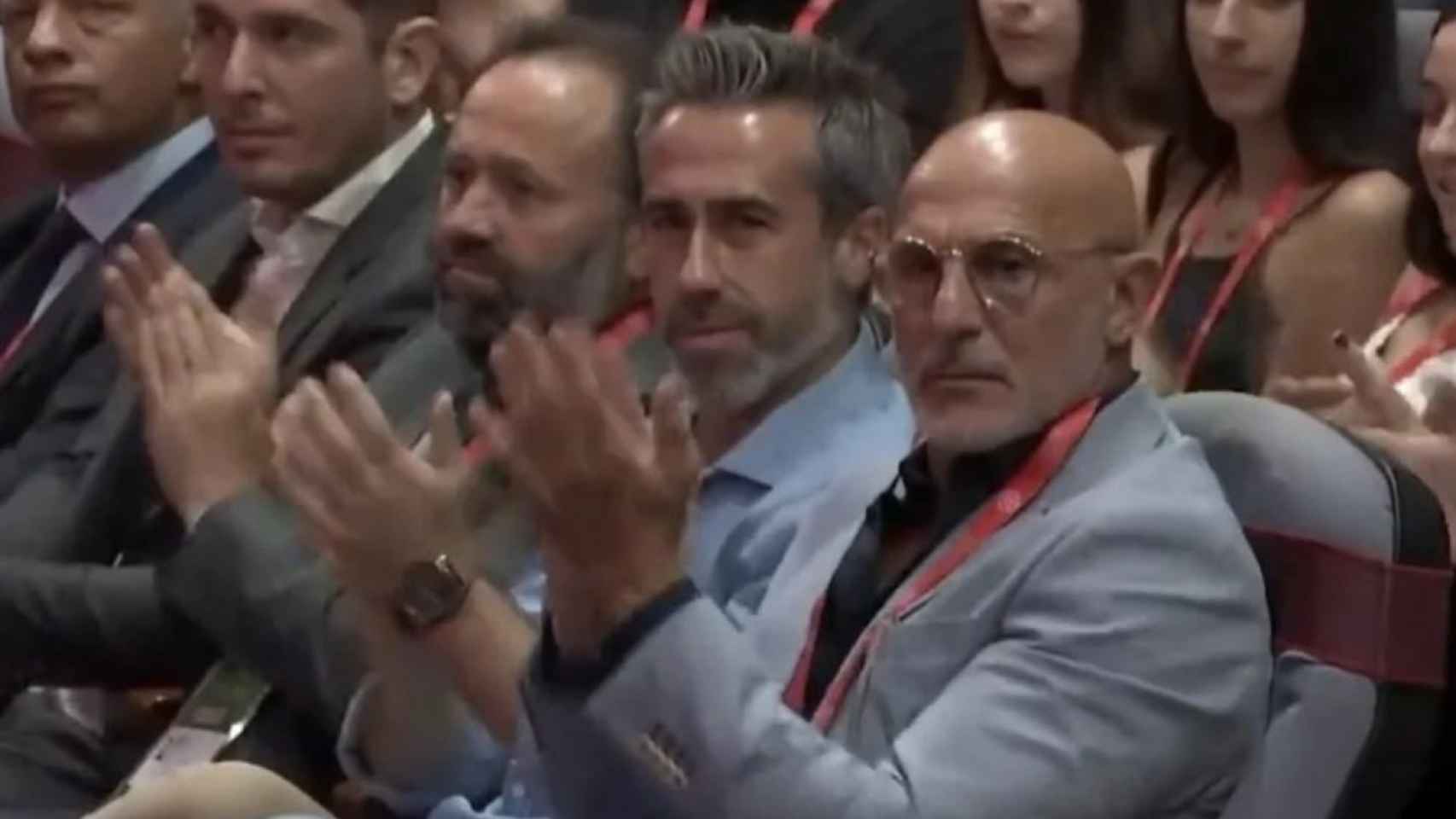 Jorge Vilda y Luis de la Fuente aplauden durante la Asamblea de la RFEF.