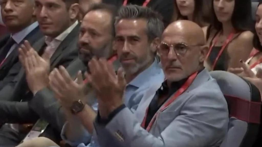 Jorge Vilda y Luis de la Fuente aplauden durante la Asamblea de la RFEF.