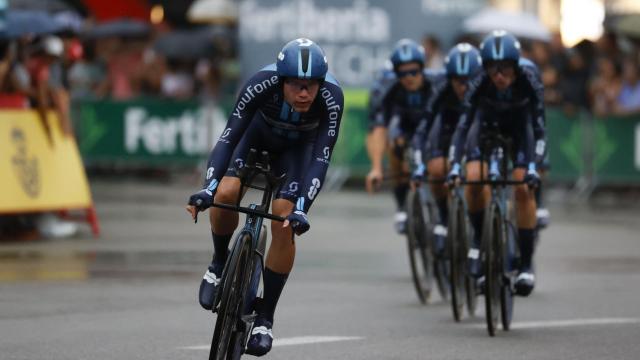 Un corredor del Arkea - Samsic cae al suelo durante la primera etapa de la Vuela Ciclista a España