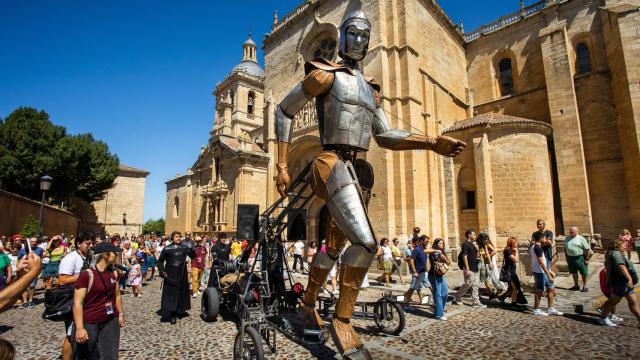 La compañía de teatro La Fam Teatre durante la mañana del sábado en la Feria de Teatro de Castilla y León en Cuidad Rodrigo (Salamanca)