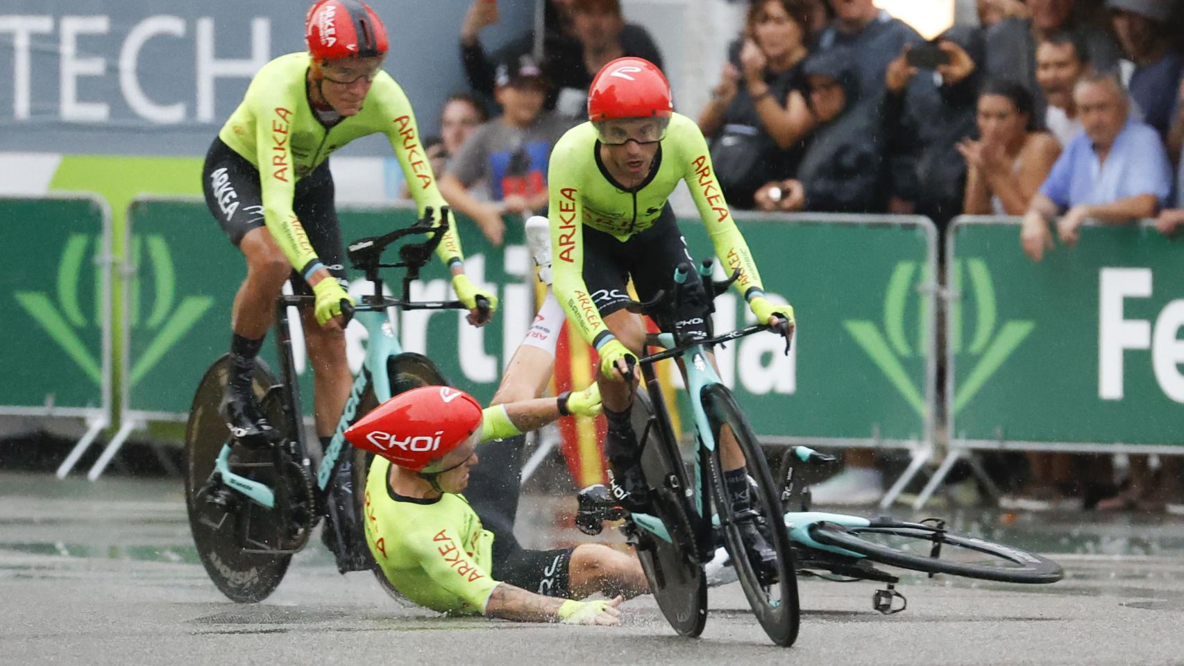 Un corredor del Arkea - Samsic cae al suelo durante la primera etapa de la Vuela Ciclista a España