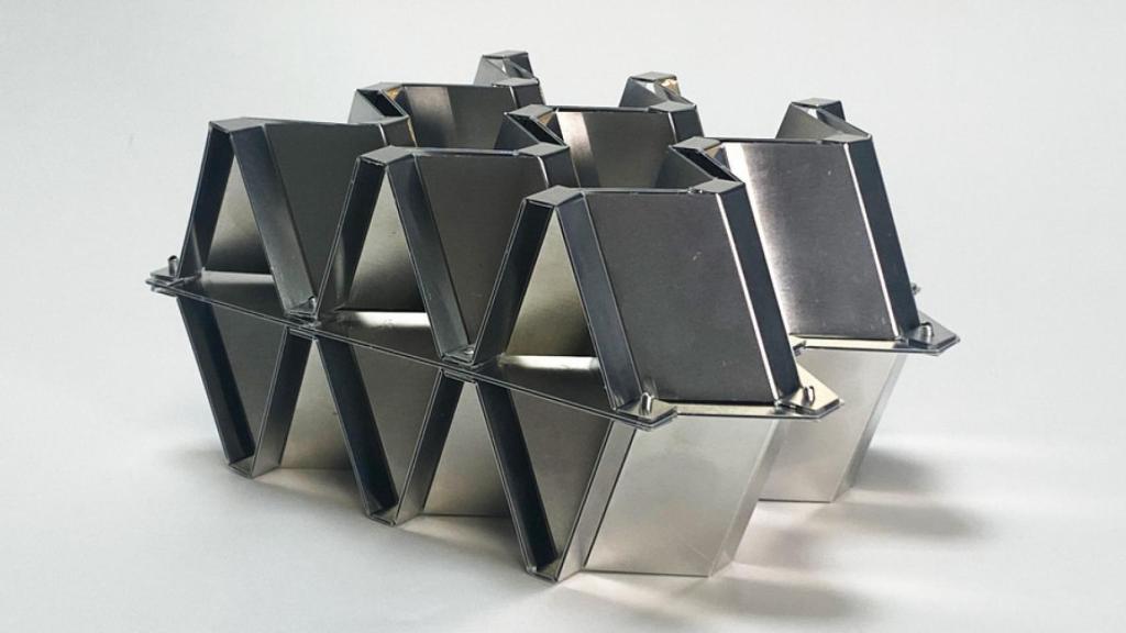 Pieza de aluminio corrugado hecha con kirigami