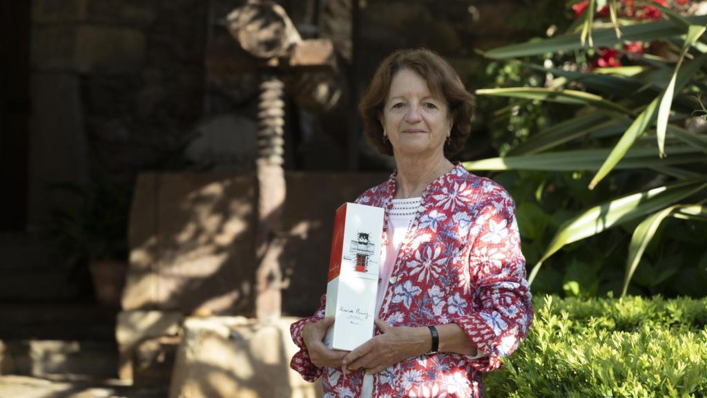 Rosa Ruiz presentando uno de los vinos de la bodega que fundó su padre
