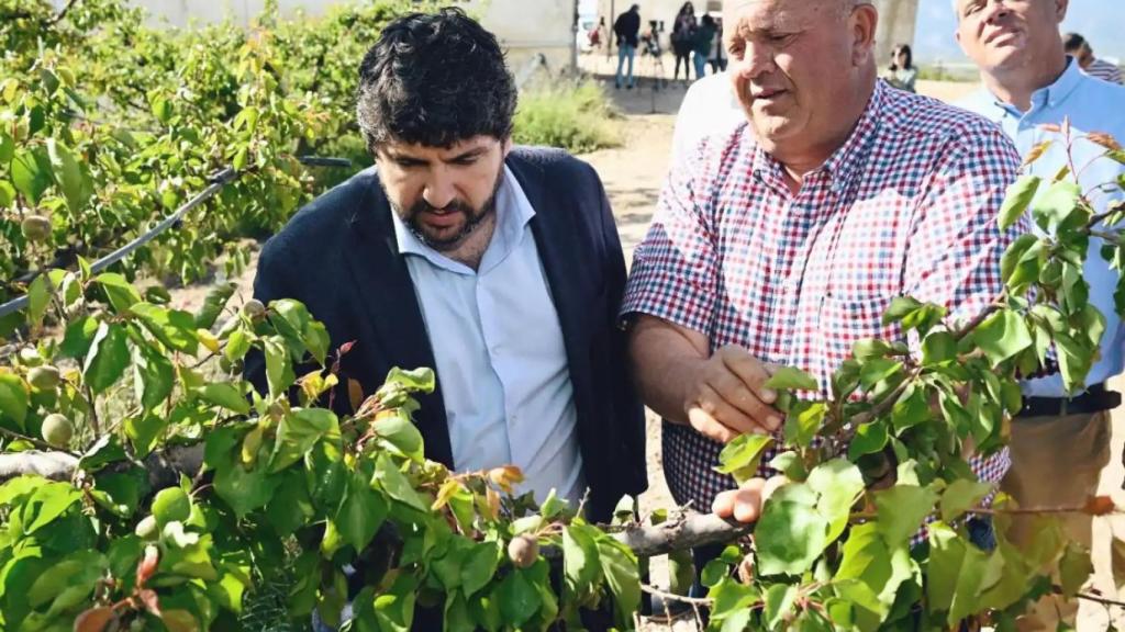 El presidente murciano, Fernando López Miras, en abril, junto a unos agricultores en Pliego, comprobando el estado de los almendros por la sequía.