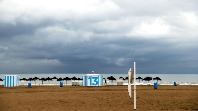 La playa de la Malvarrosa tras el paso de las tormentas de la noche del sábado al domingo.