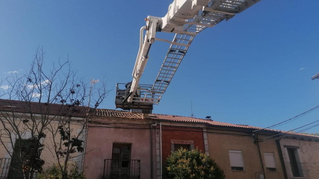 Bomberos eliminando la chiminea