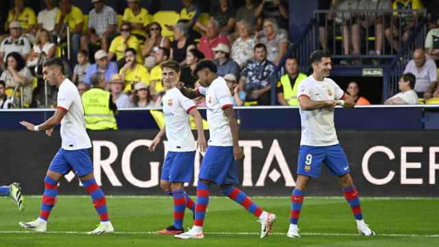 Los jugadores del Barça celebran el gol de Lewandowski.