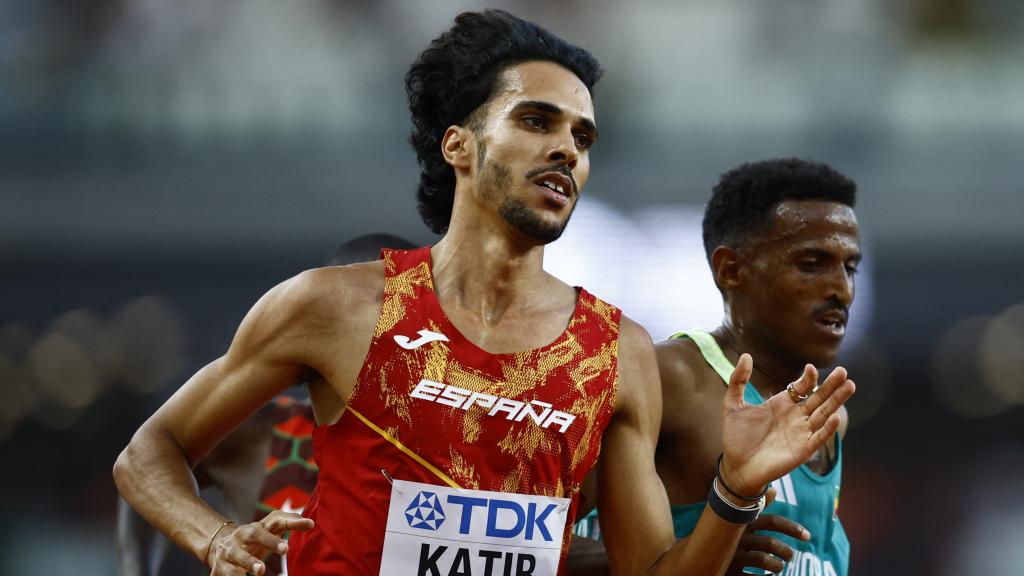 Mo Katir, a la izquierda, durante su participación en el Mundial de Budapest.