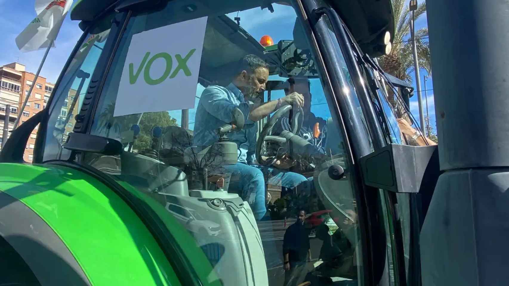 Santiago Abascal, líder de Vox, en febrero de 2022, conduciendo un tractor en la protesta agrícola de Murcia.