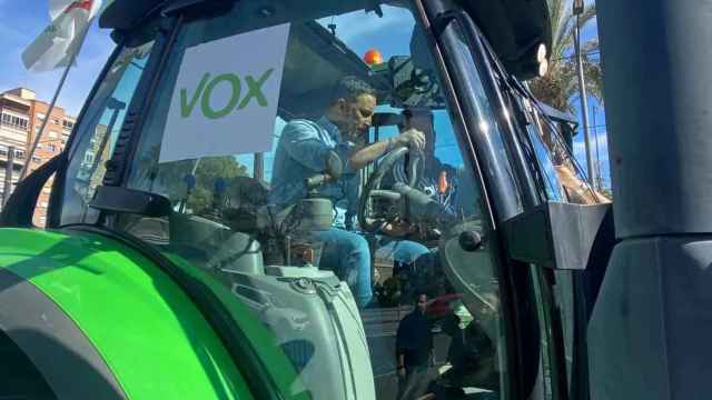 Santiago Abascal, líder de Vox, en febrero de 2022, conduciendo un tractor en la protesta agrícola de Murcia.