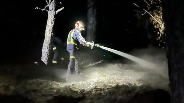 Un bombero apagando el incendio de Miraflores de la Sierra.