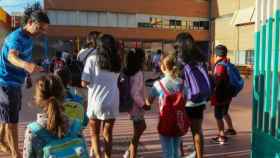 Un grupo de niños entrando al colegio en el colegio CEIP Hernán Cortés