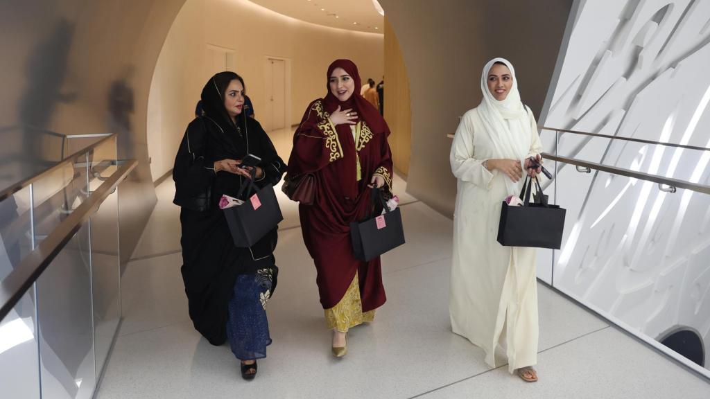 Tres mujeres vestidas con su abaya.