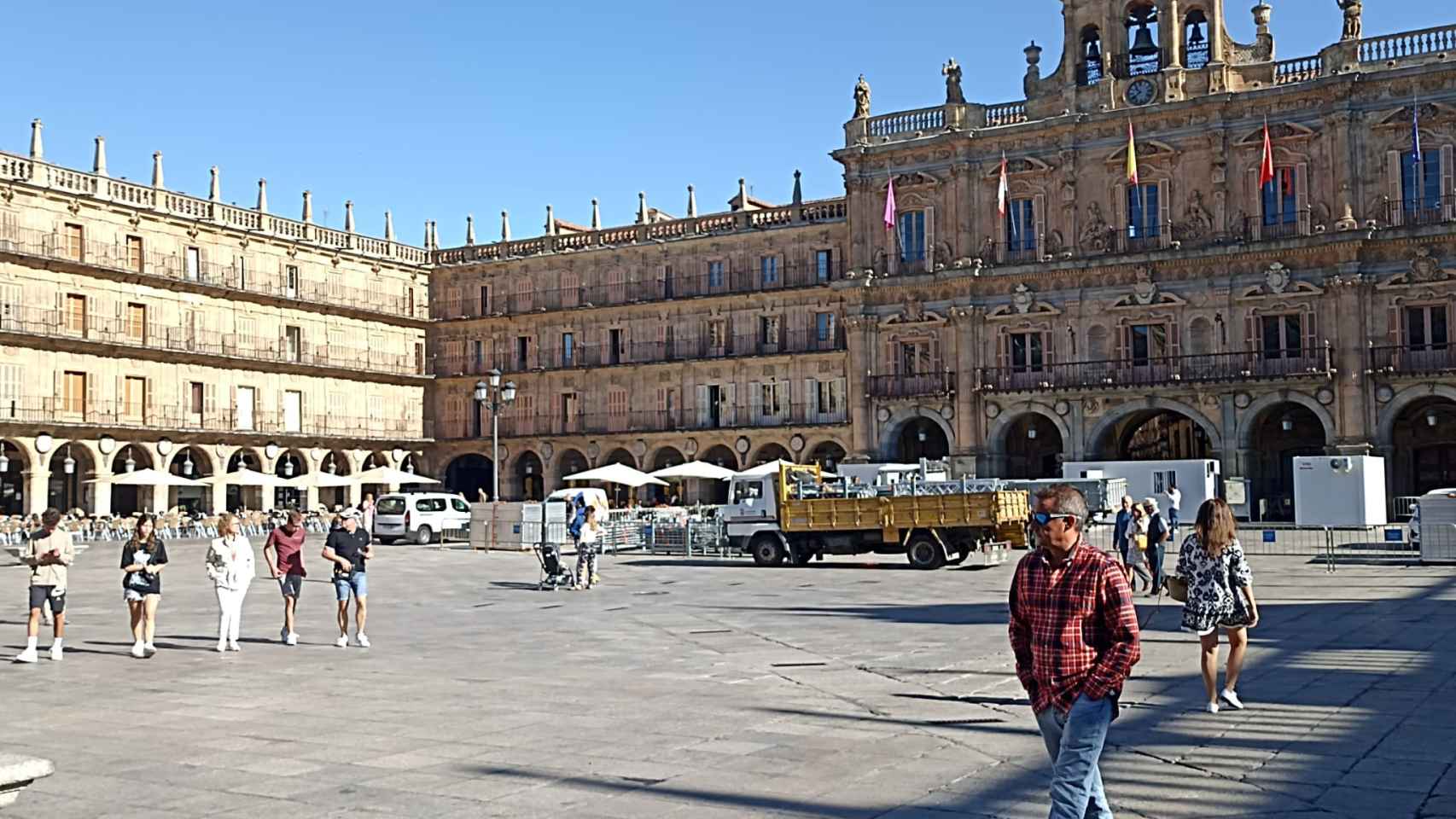 El Ayuntamiento inicia la instalación del escenario para los conciertos en la Plaza Mayor de Salamanca