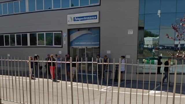 Trabajadores de Teleperformance a la entrada del centro que tiene la compañía en Ponferrada