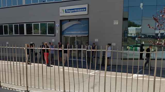 Trabajadores de Teleperformance a la entrada del centro que tiene la compañía en Ponferrada
