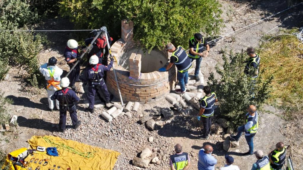 Imágenes de Policía Nacional en el pozo en el que se encontró el cuerpo.