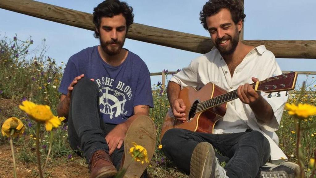 Marcos y Jaime cantando junto a su guitarra.