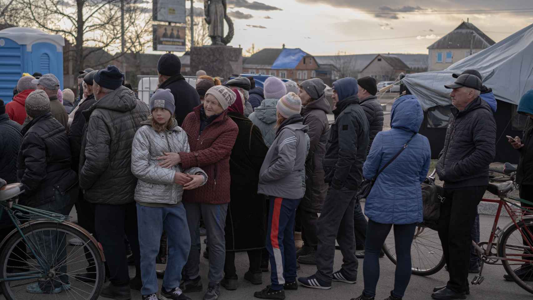 Personas esperando recibir ayuda humanitaria en el pueblo ucraniano de Tsyrkuny, el pasado mes de marzo.