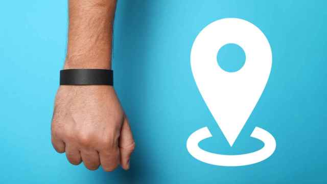 Fotomontaje con el logo del GPS y una persona con un brazalete.