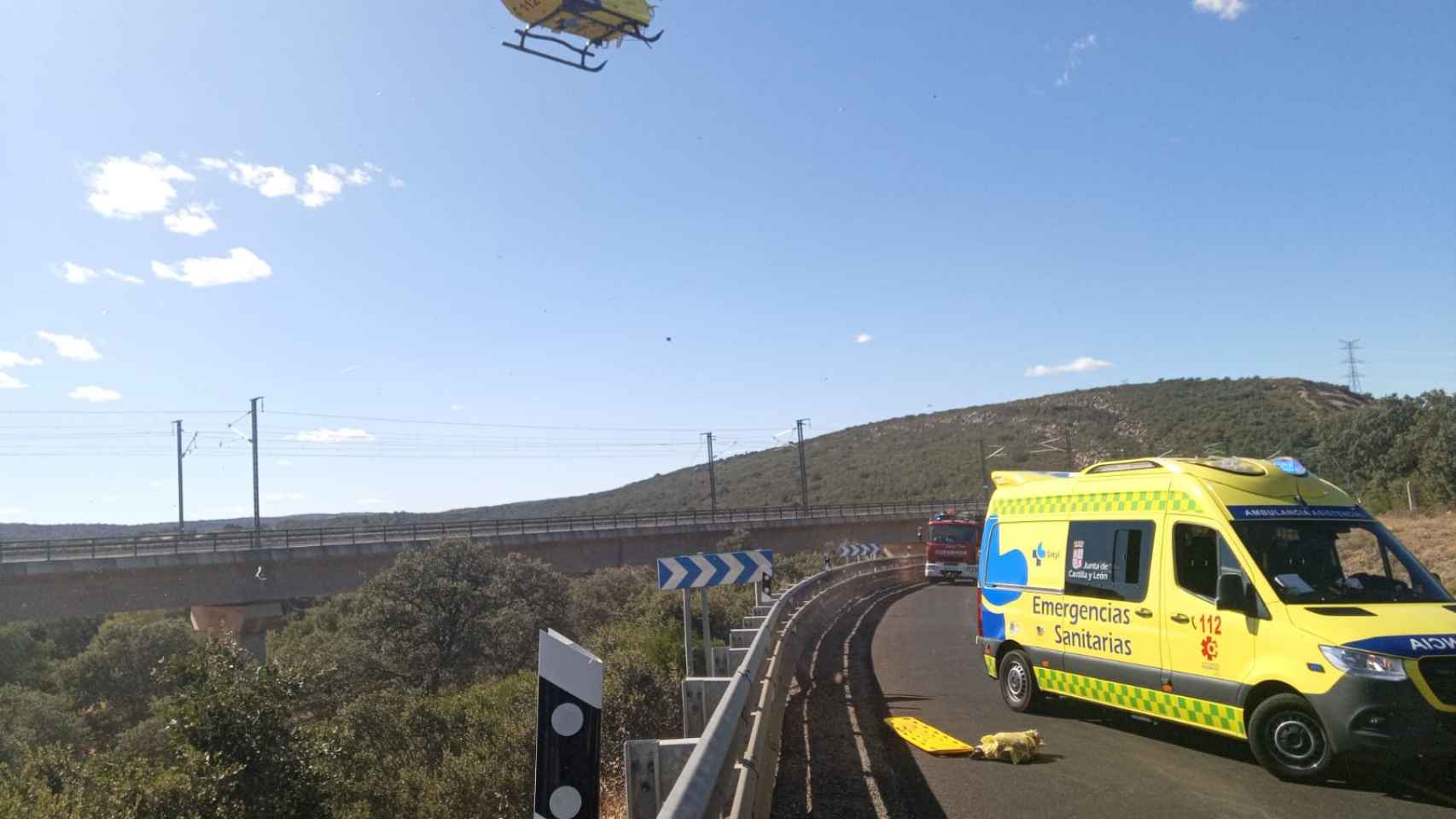 Imagen de archivo de un helicóptero y de una ambulancia medicalizada de Sacyl.
