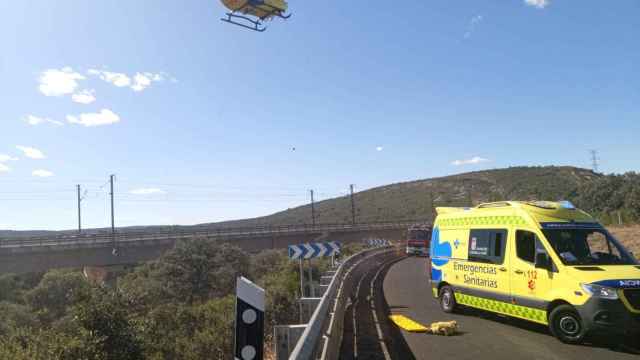 Imagen de un helicóptero y de una ambulancia medicalizada de Sacyl.