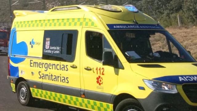 Imagen de un helicóptero y de una ambulancia medicalizada de Sacyl.