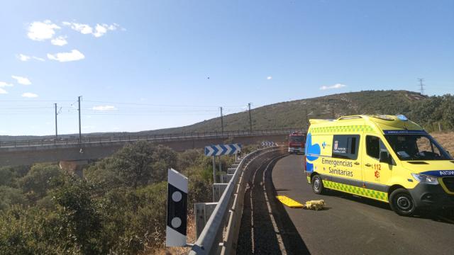 Imagen de un helicóptero y de una ambulancia medicalizada de Sacyl.