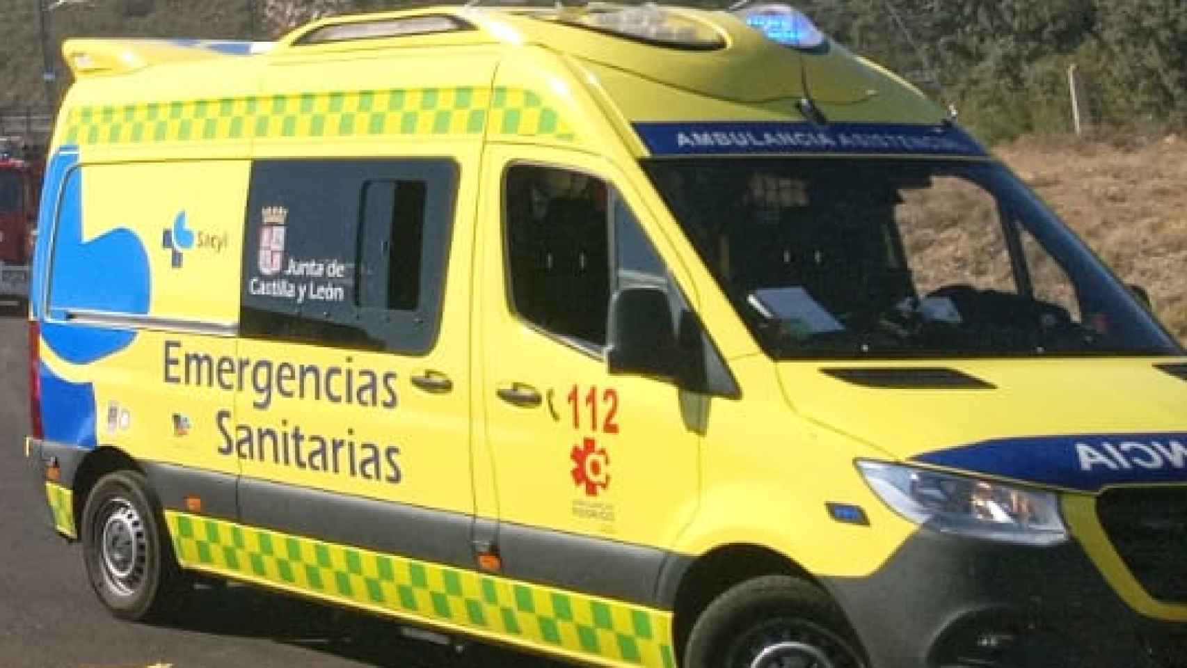 Imagen de un helicóptero y de una ambulancia medicalizada de Sacyl.