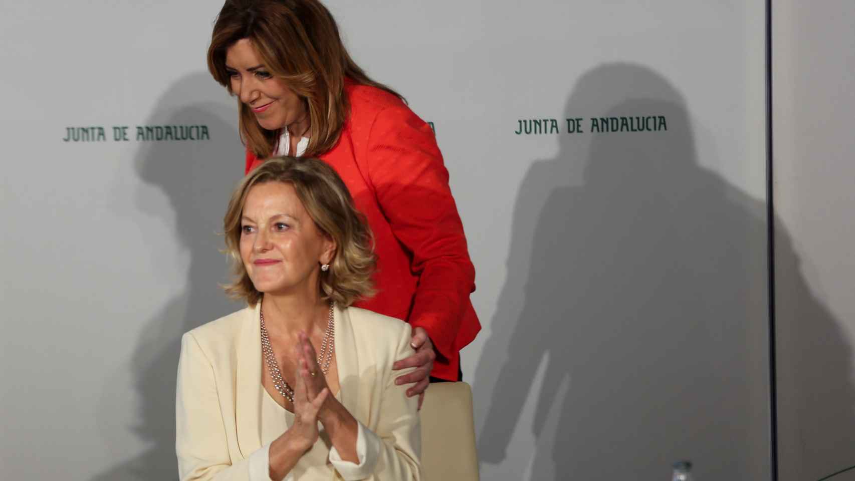 Flora Pérez, en una imagen de 2016, junto con la entonces presidenta de la Junta de Andalucía, Susana Díaz.