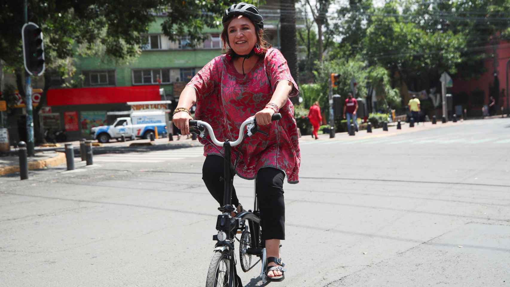 La exsenadora Xóchitl Gálvez conduce su bicicleta para llegar a un evento privado en Ciudad de México.